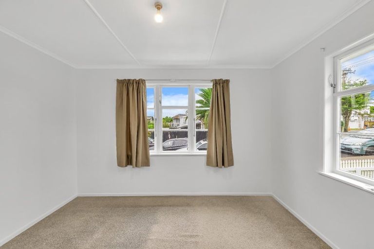 Photo of property in 182 Beach Haven Road, Beach Haven, Auckland, 0626