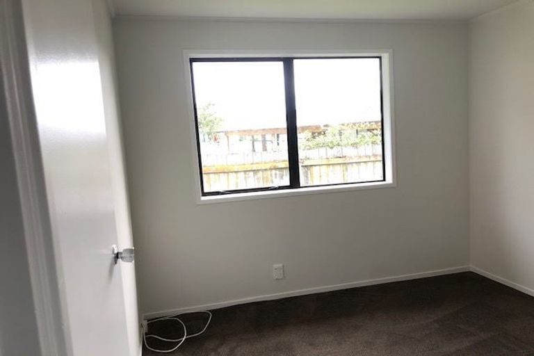 Photo of property in 2/8 Blackgate Place, Weymouth, Auckland, 2103