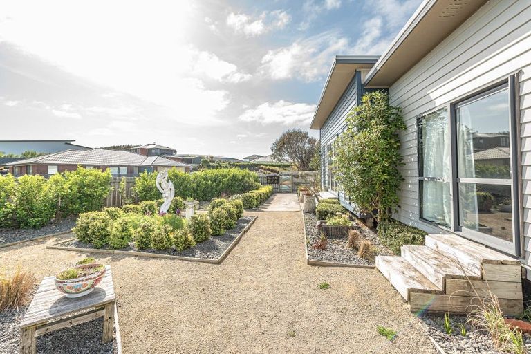 Photo of property in 14 Golf Vue Place, Castlecliff, Whanganui, 4501