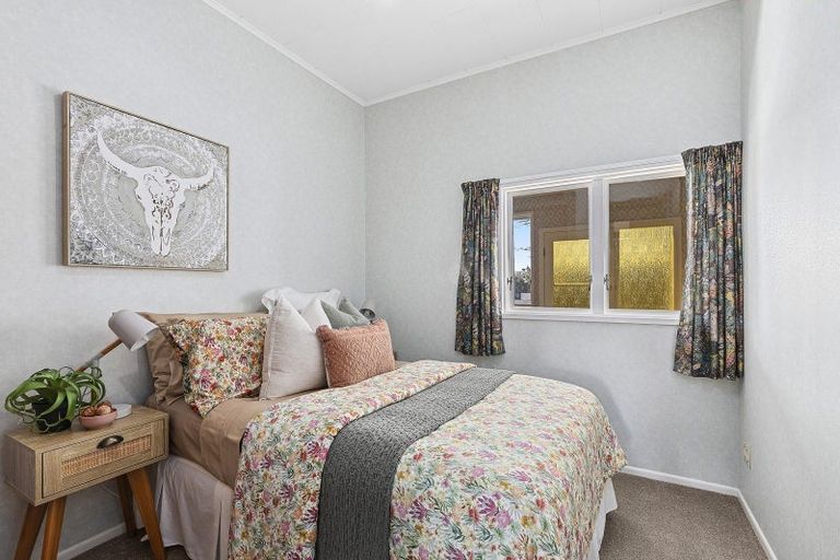 Photo of property in 33 Palm Avenue, Lyall Bay, Wellington, 6022