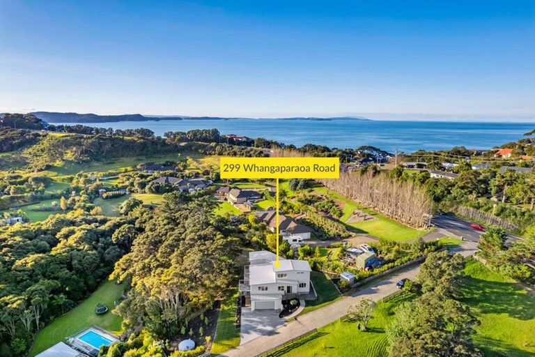 Photo of property in 299 Whangaparaoa Road, Red Beach, 0932