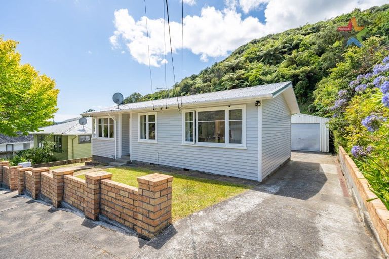 Photo of property in 18 Holmes Grove, Naenae, Lower Hutt, 5011