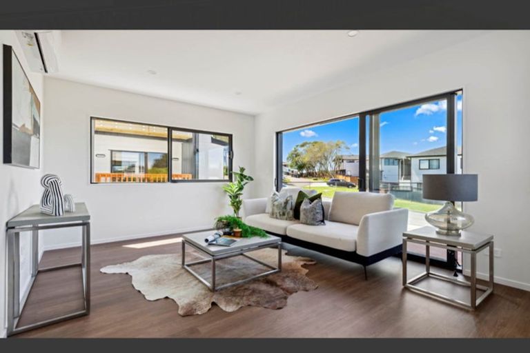 Photo of property in 12 Woodhouse Place, West Harbour, Auckland, 0618