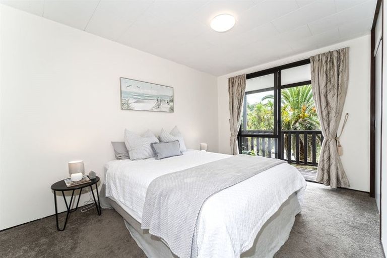 Photo of property in 2/28 Exeter Place, Unsworth Heights, Auckland, 0632