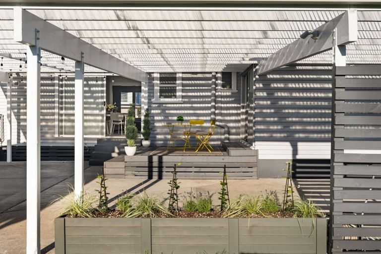 Photo of property in 24 Cobham Crescent, Kelston, Auckland, 0602