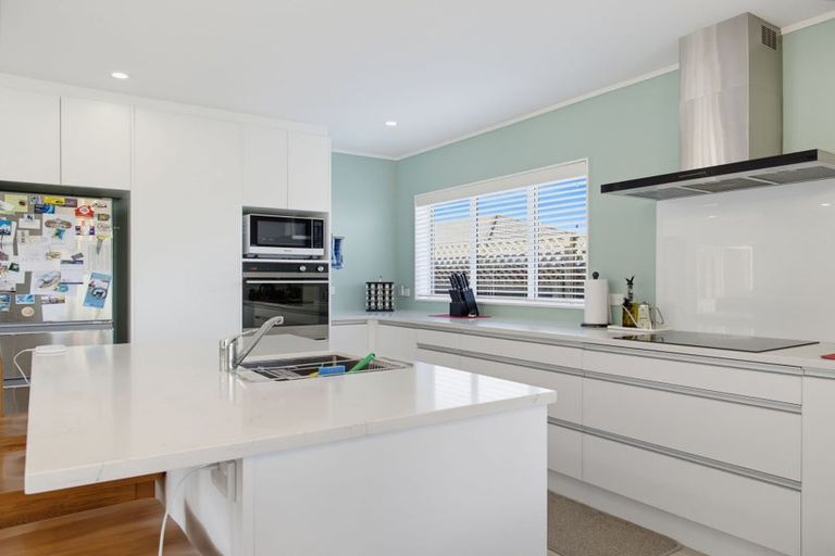 Photo of property in 8 Chalmers Close, Orewa, 0931