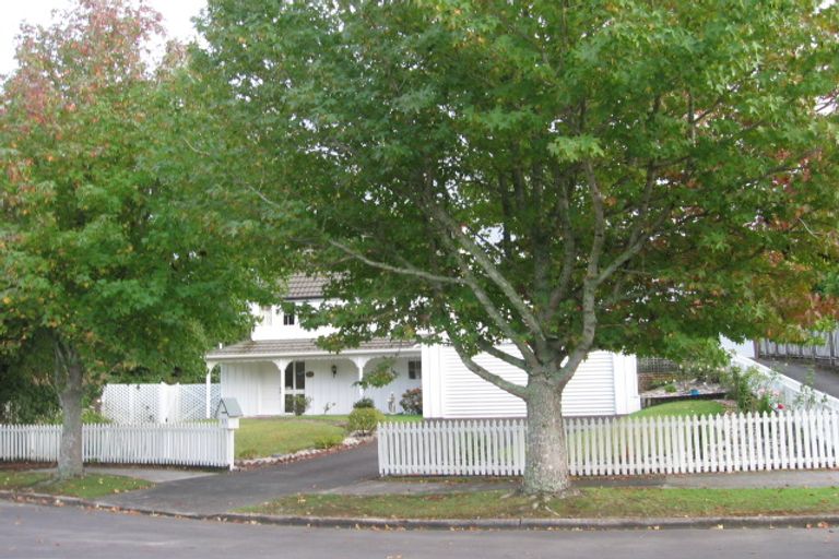 Photo of property in 35 Barlow Place, Chatswood, Auckland, 0626