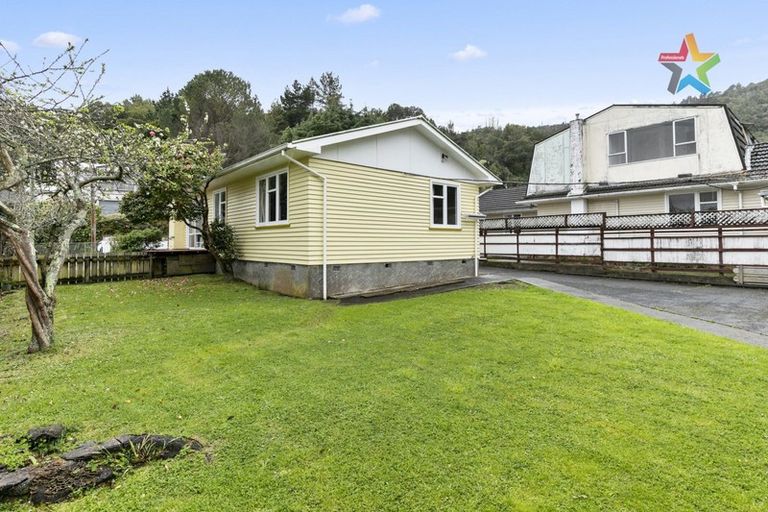 Photo of property in 18 Lowry Crescent, Stokes Valley, Lower Hutt, 5019