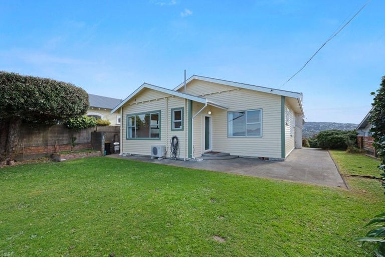 Photo of property in 15 Sutherland Crescent, Melrose, Wellington, 6023