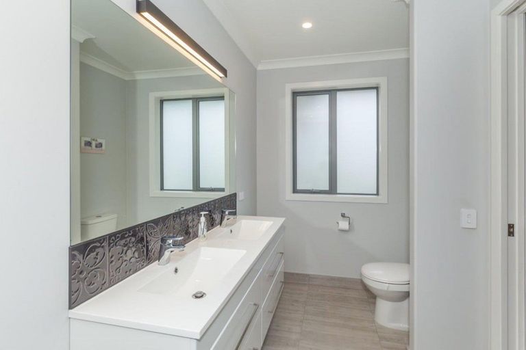 Photo of property in 441 Tararua Road, Levin, 5571