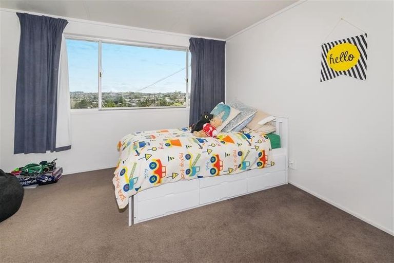 Photo of property in 12 William Souter Street, Forrest Hill, Auckland, 0620