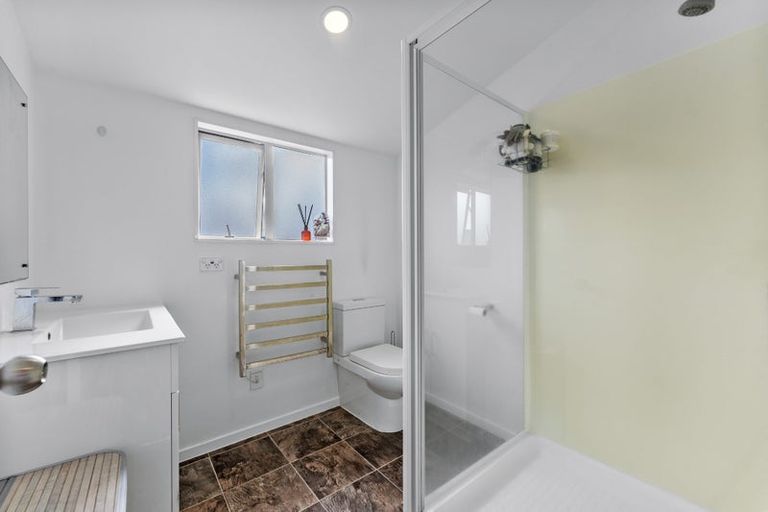 Photo of property in 8a Aplin Place, Birkdale, Auckland, 0626