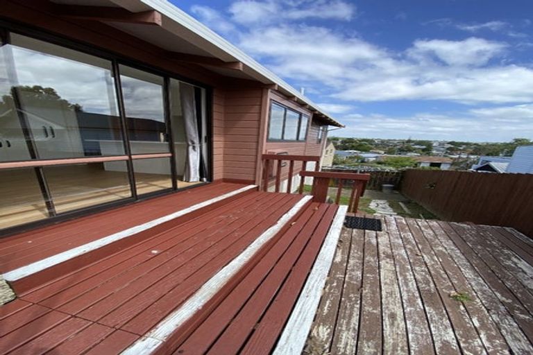 Photo of property in 1/6 Clare Place, Glenfield, Auckland, 0629