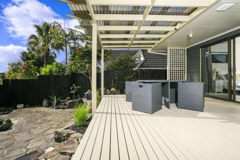 Photo of property in 6 Ravenstone Place, Chatswood, Auckland, 0626