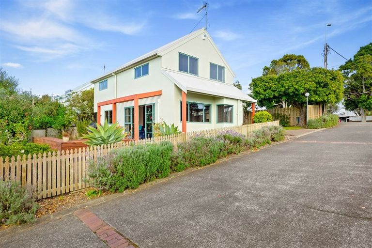 Photo of property in 11/485 Don Buck Road, Massey, Auckland, 0614