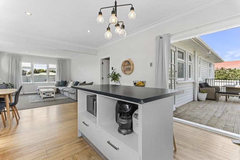 Photo of property in 130 Seaview Road, Westown, New Plymouth, 4310