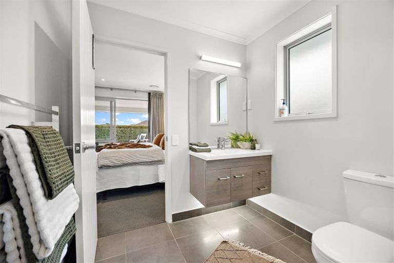 Photo of property in 24 Sir Lincoln Drive, Kumeu, 0810