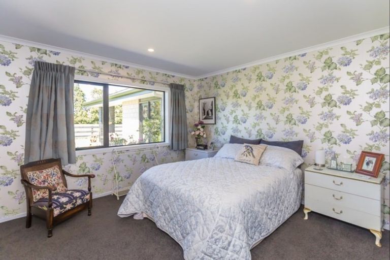 Photo of property in 398a Tararua Road, Levin, 5571