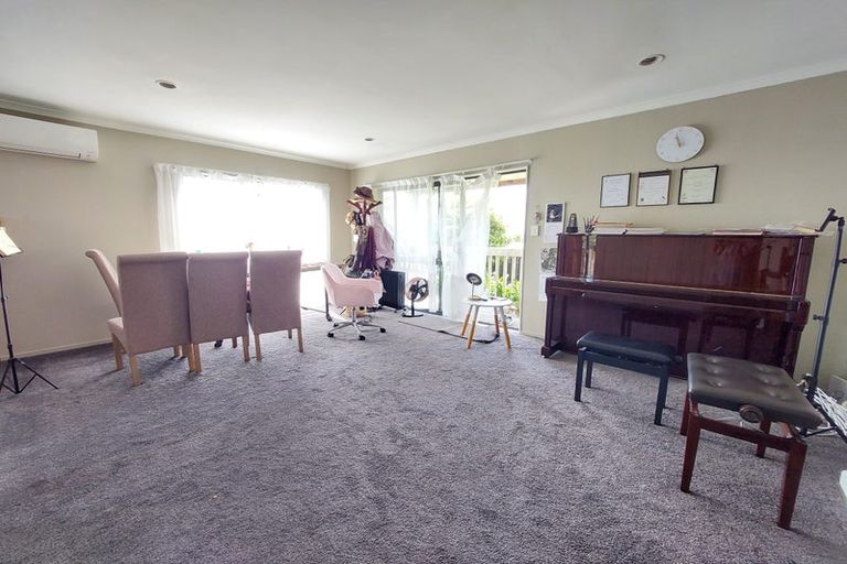 Photo of property in 28 Marcel Place, Glenfield, Auckland, 0629