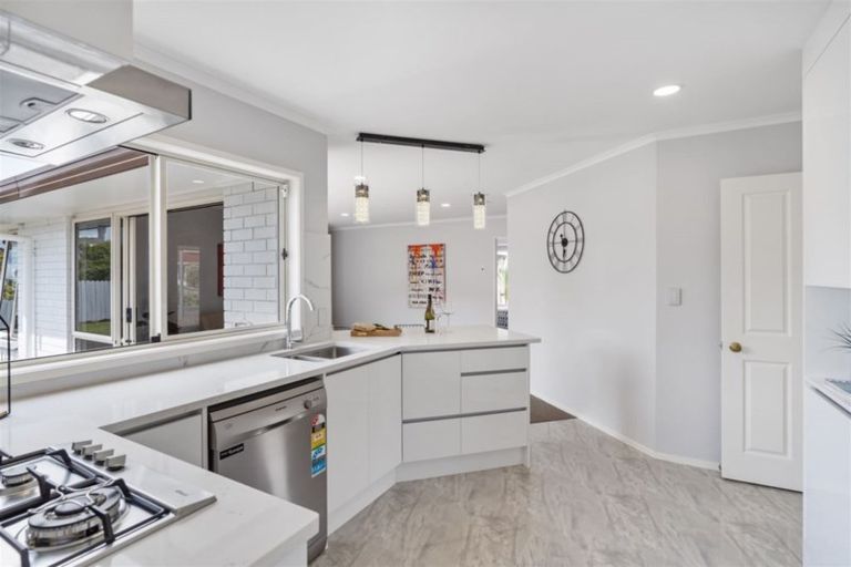 Photo of property in 9 Camerton Close, Northpark, Auckland, 2013