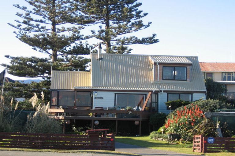 Photo of property in 90 Marine Parade, Otaki Beach, Otaki, 5512