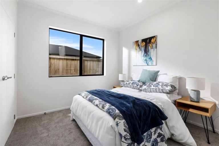 Photo of property in 11 Len Ireland Drive, Kumeu, 0810