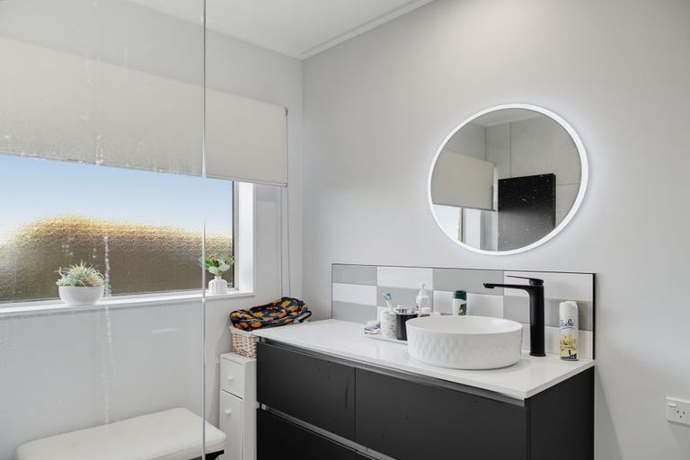 Photo of property in 8 Chalmers Close, Orewa, 0931