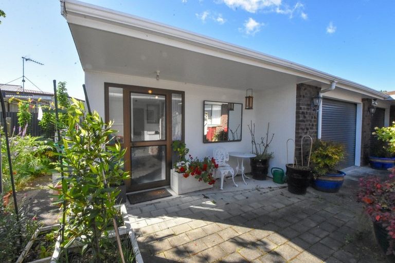 Photo of property in 6 Chisholm Place, Carterton, 5713