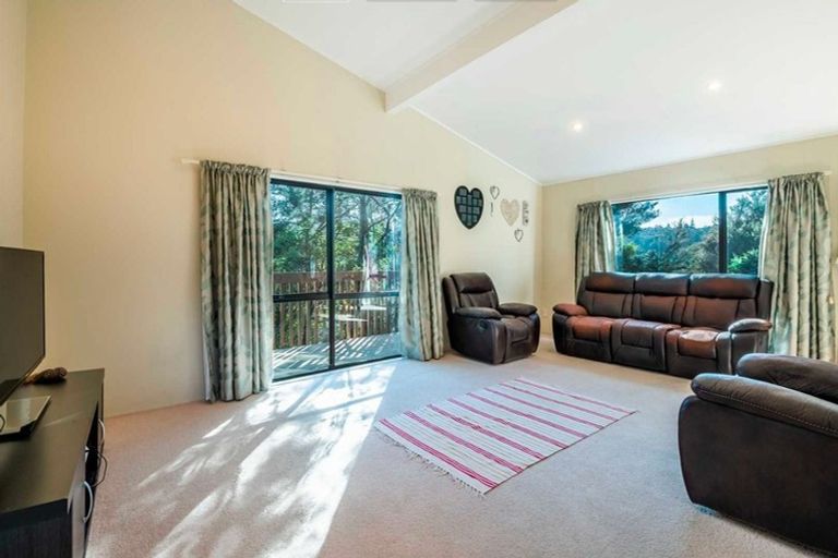 Photo of property in 2/41 Radiata Lane, Chatswood, Auckland, 0626