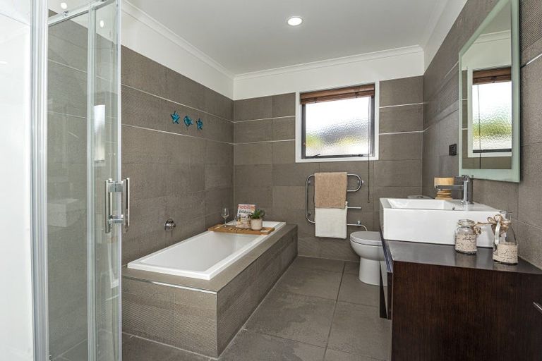 Photo of property in 38 Key West Drive, One Tree Point, 0118