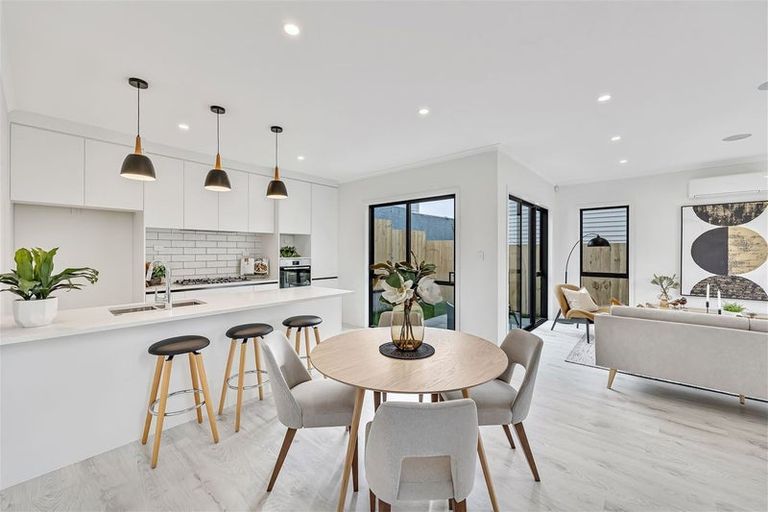Photo of property in 562b Beach Road, Rothesay Bay, Auckland, 0630