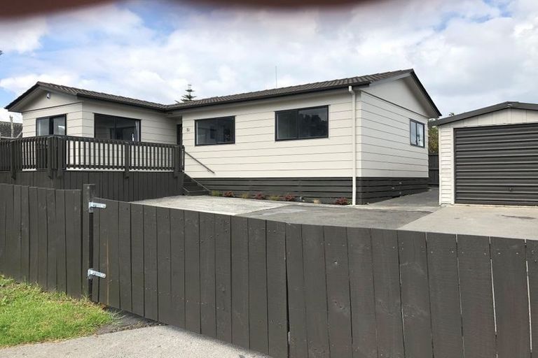 Photo of property in 1/5 Senecio Place, Weymouth, Auckland, 2103