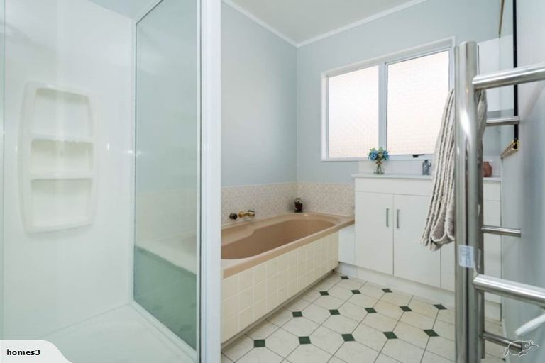 Photo of property in 1/71 Browns Bay Road, Browns Bay, Auckland, 0630