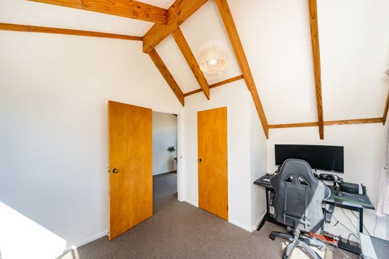 Photo of property in 32 Suzanne Grove, Kelvin Grove, Palmerston North, 4414