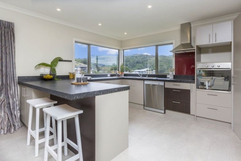 Photo of property in 5 Mcewen Crescent, Riverstone Terraces, Upper Hutt, 5018