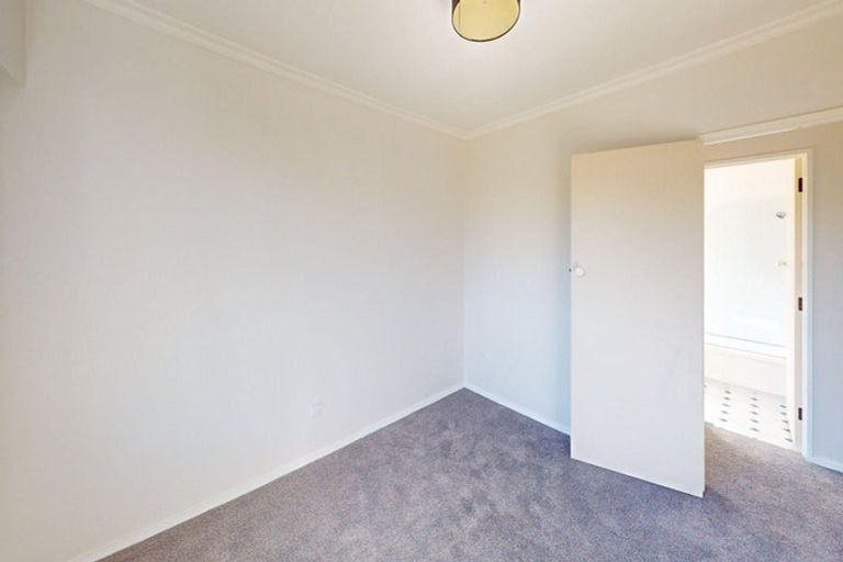 Photo of property in 5 Essex Place, Milson, Palmerston North, 4414