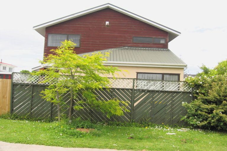 Photo of property in 2/100 Chivalry Road, Glenfield, Auckland, 0629