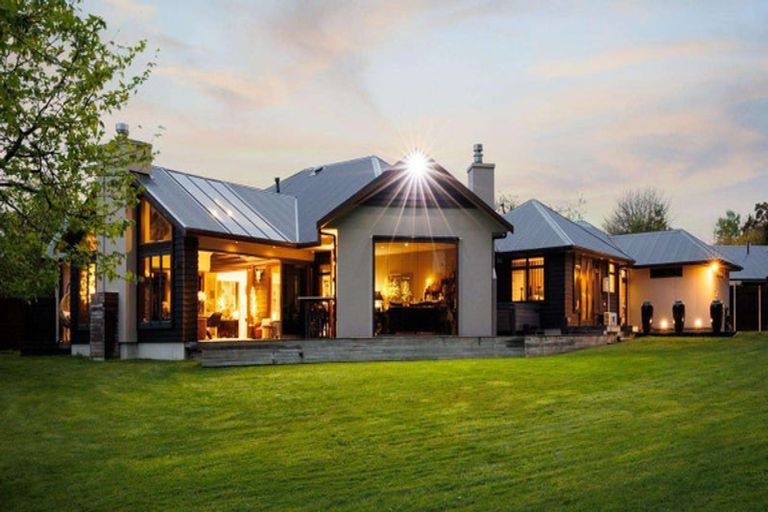 Photo of property in 7 Titirangi Drive, Fitzherbert, Palmerston North, 4471