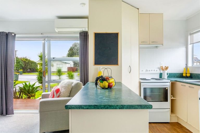 Photo of property in 1/322 Royal Road, Massey, Auckland, 0614