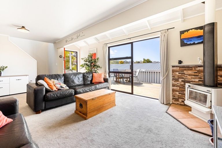 Photo of property in 5 Lorena Place, West Harbour, Auckland, 0618