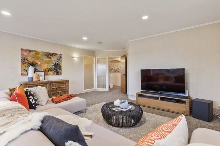 Photo of property in 203 Chelsea View Drive, Chatswood, Auckland, 0626
