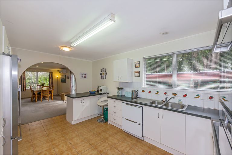 Photo of property in 24 Ellice Road, Totara Vale, Auckland, 0629