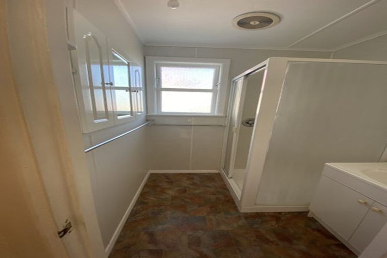 Photo of property in 17 Queenwood Road, Levin, 5510