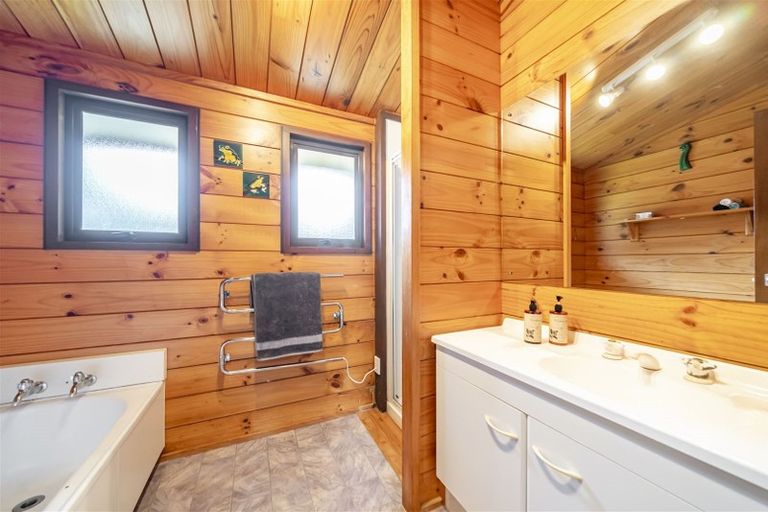 Photo of property in 135 Plateau Road, Te Marua, Upper Hutt, 5018