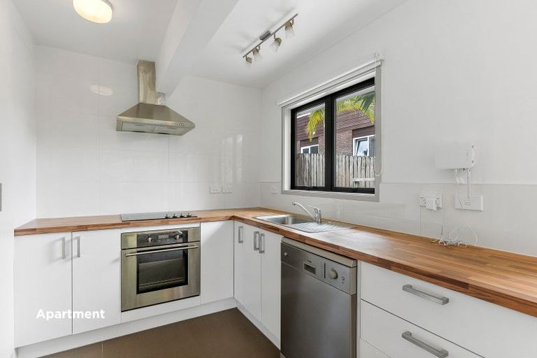 Photo of property in 50 Lagoon Way, West Harbour, Auckland, 0618