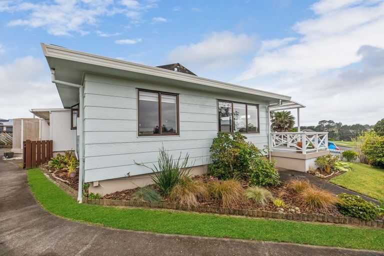 Photo of property in 46 Edgewater Parade, Waiuku, 2123