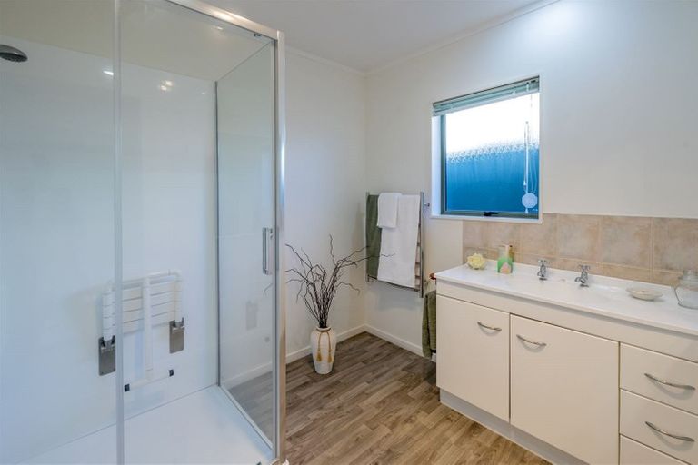 Photo of property in 41 Weraroa Road, Levin, 5510