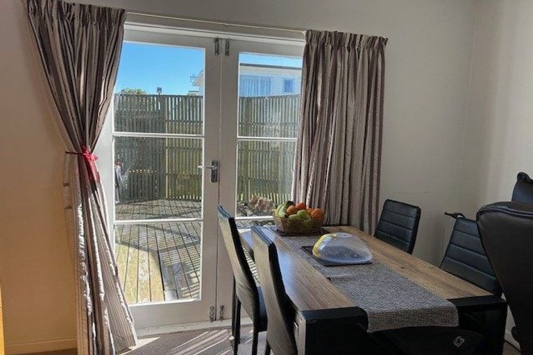 Photo of property in 18 Saulbrey Grove, Woburn, Lower Hutt, 5010