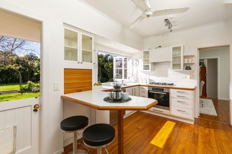 Photo of property in 8 Frieston Road, Milford, Auckland, 0620