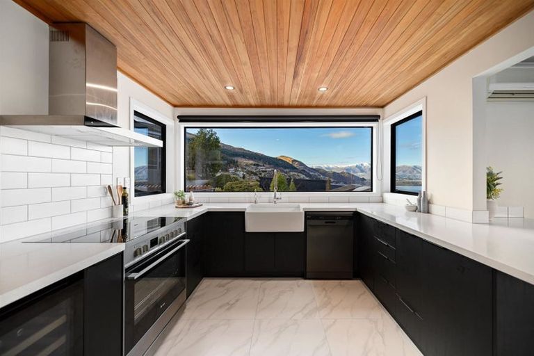 Photo of property in 7 Sunrise Lane, Queenstown, 9300